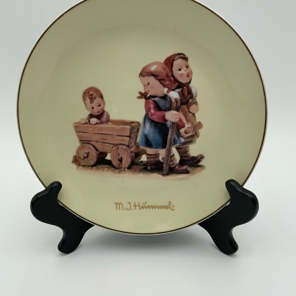 M.J. Hummel Plate “Pleasant Journey" Children Pulling Wagon 8” - Picture 2 of 6